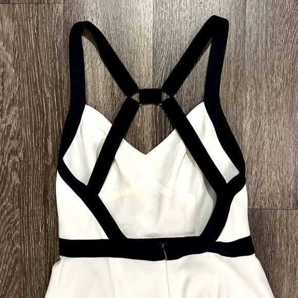 EUC Trina Turk Lilette Dress Size 4 White Fit & Flare Navy Trim Open Back - Picture 7 of 12